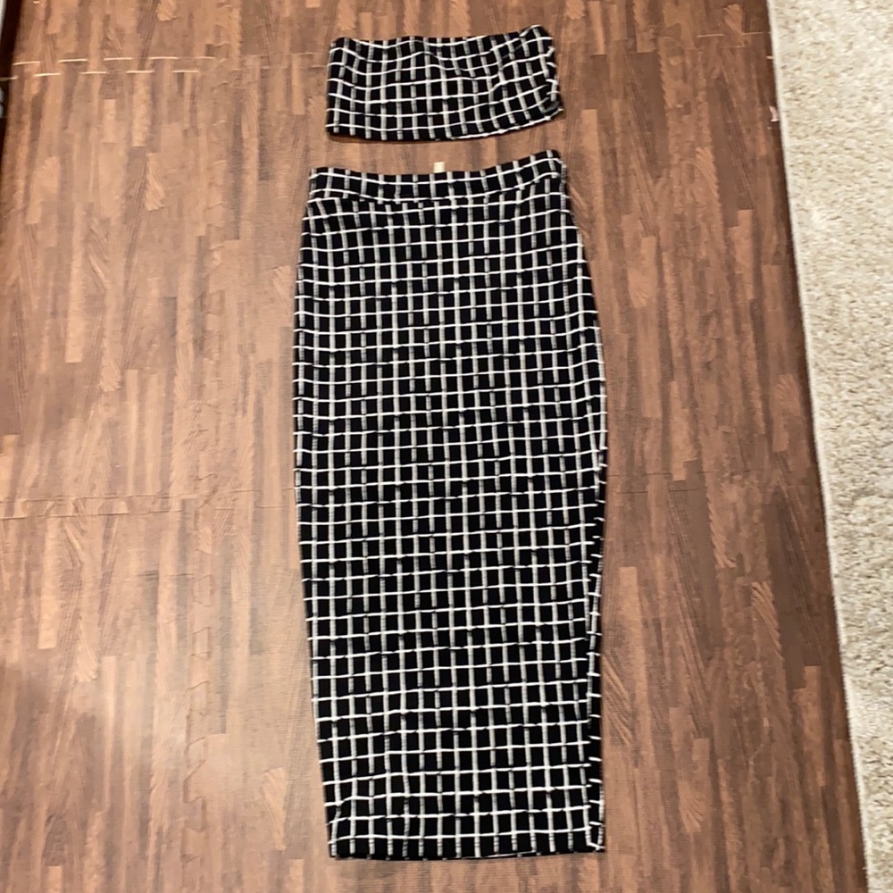 2 Pc Black and white Bodycon  skirt set. SZ S